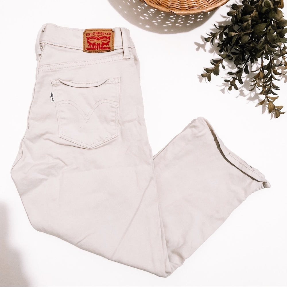Khaki Levi’s Capri Pants